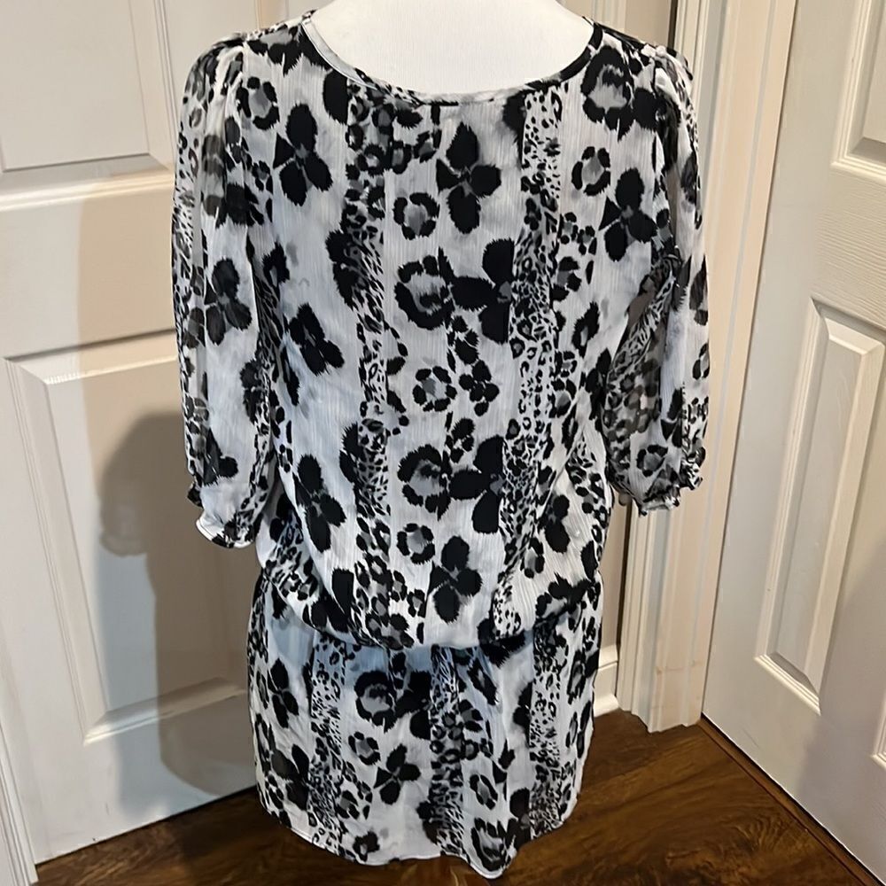 Gray and black tunic top. Brand is Glam. Large - Picture 2 of 7